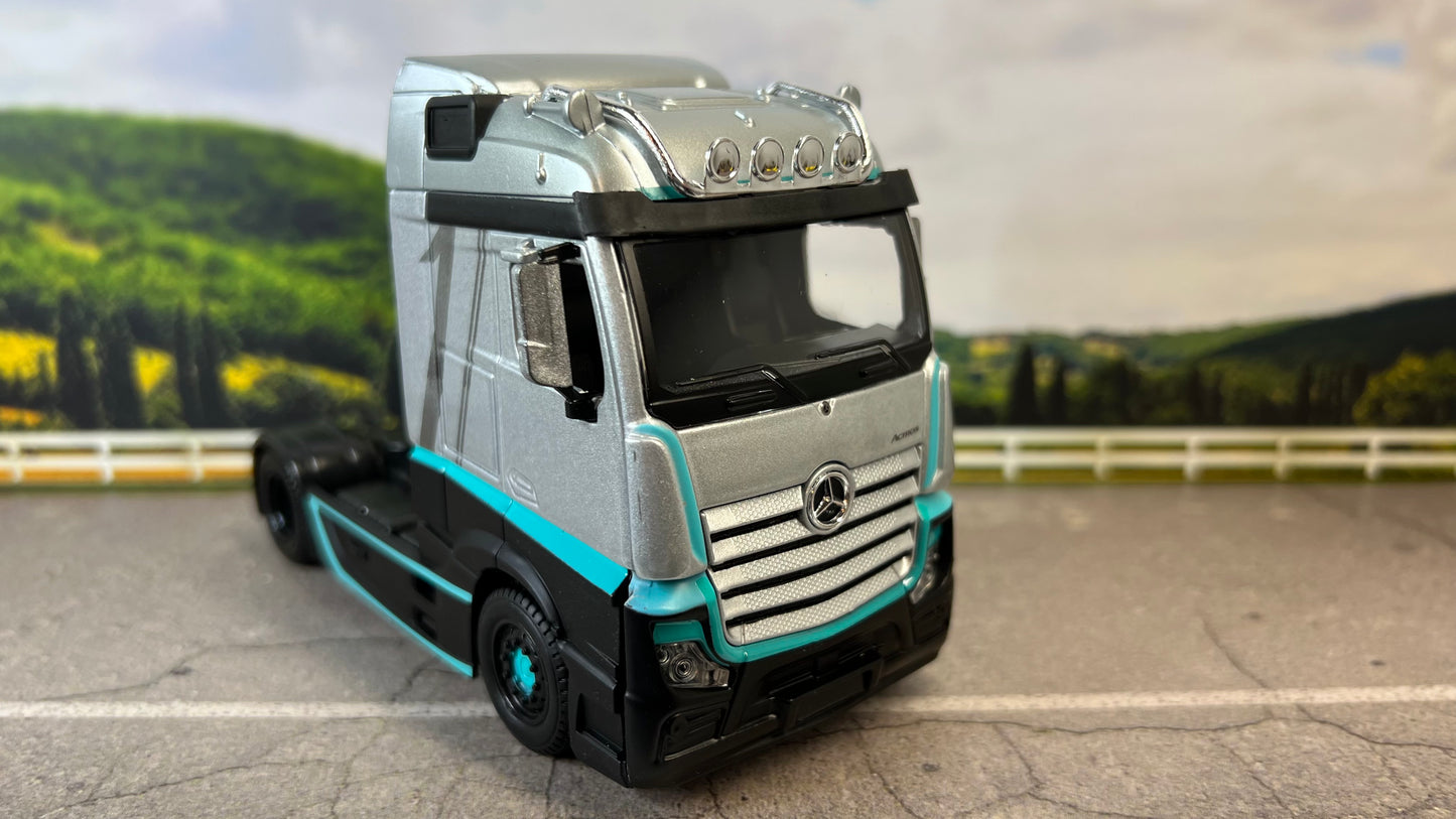 1/43 BURAGO MERCEDES BENZ ACTROS 2 GIGASPACE TRACTOR TRUCK AMG PETRONAS F1 2016