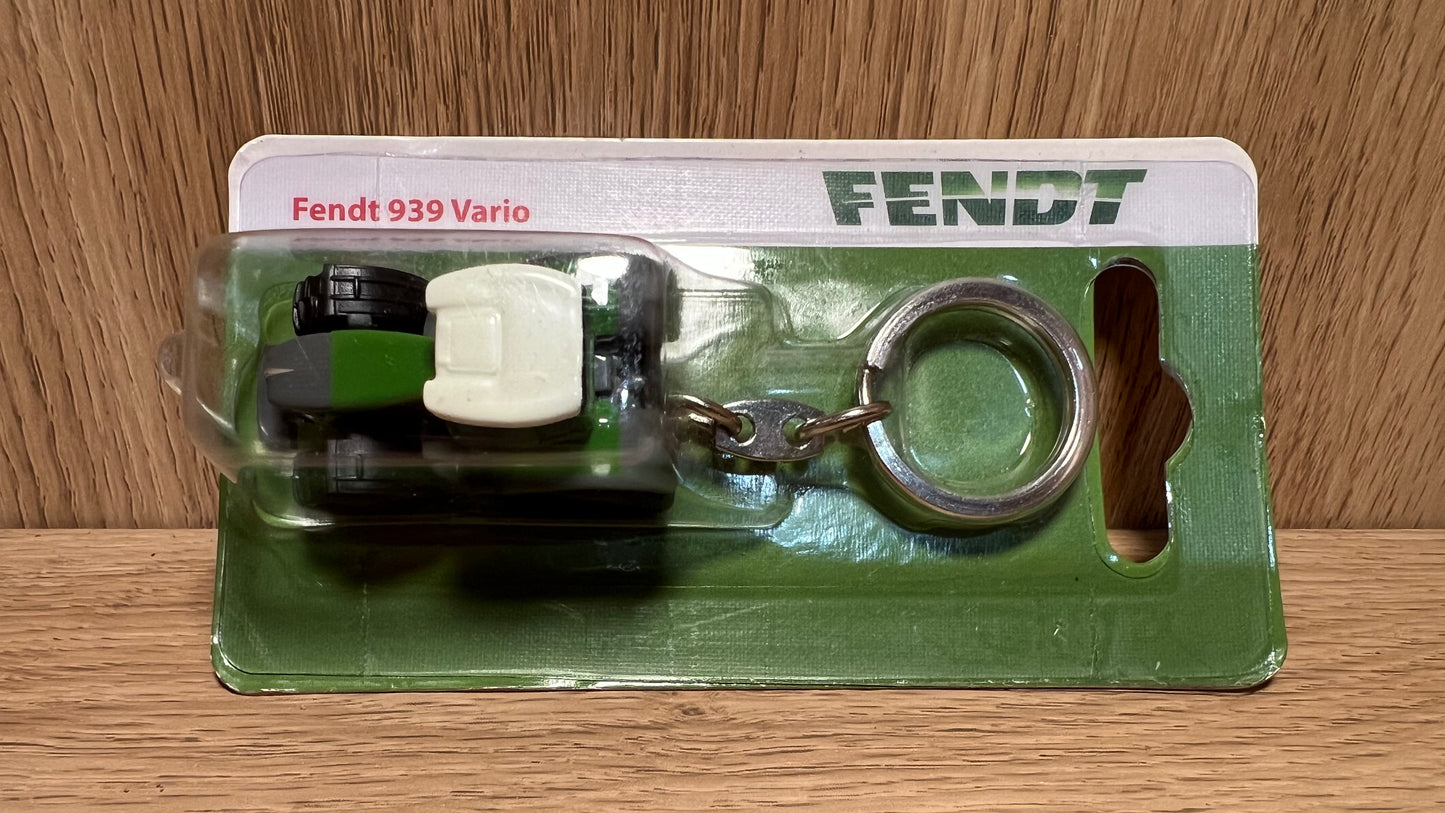 1/87 UNIVERSAL HOBBIES Metal FENDT KEYRING 939 VARIO TRACTOR 2015