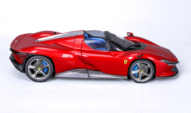 1/18 BURAGO SIGNATURE SERIES FERRARI - DAYTONA SP3 2022 - ROSSO MAGMA - FULL OPENINGS