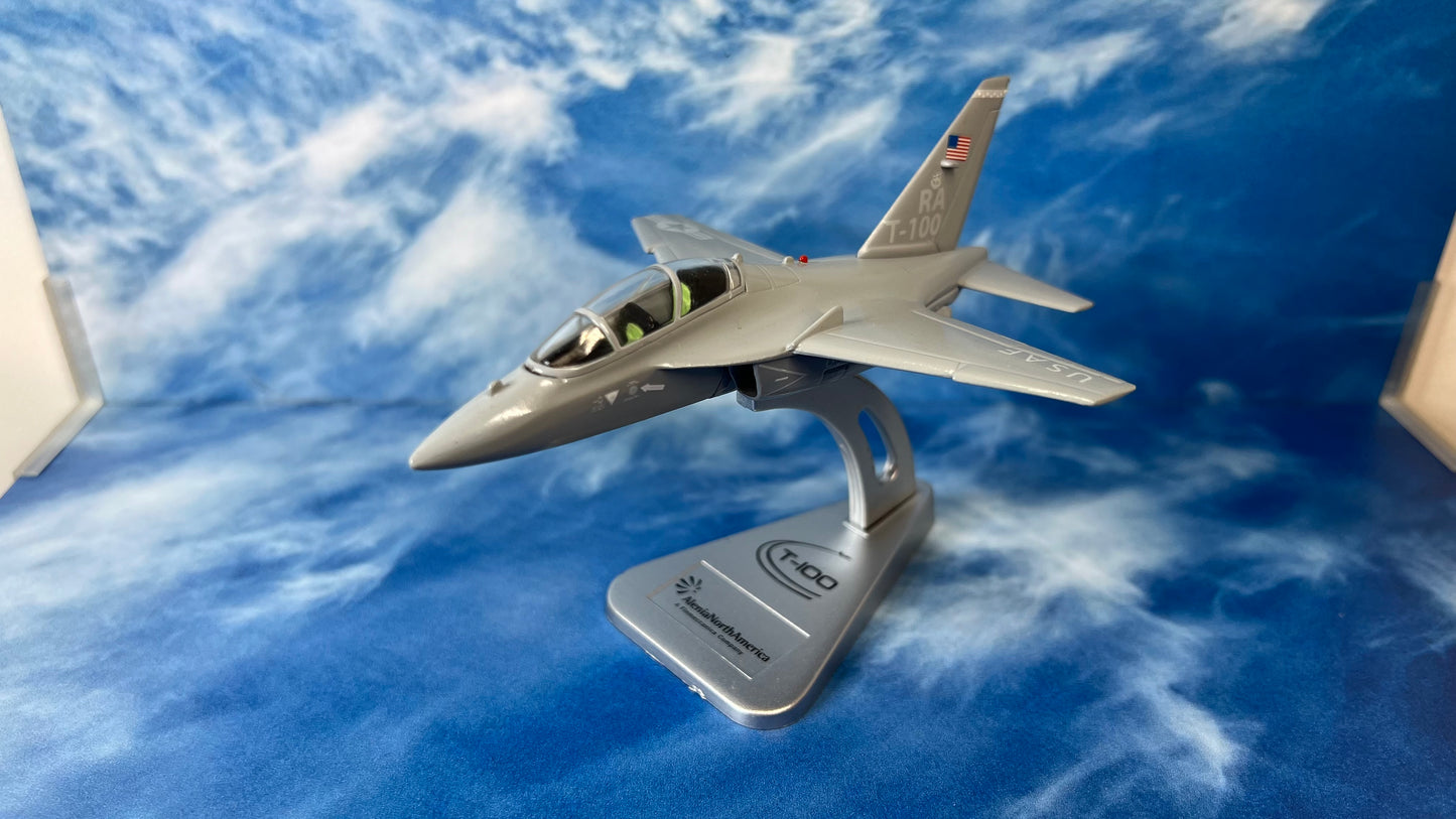 Italeri 1:100 Die-Cast Alenia Aermacchi T-100 Integrated Training System USAF