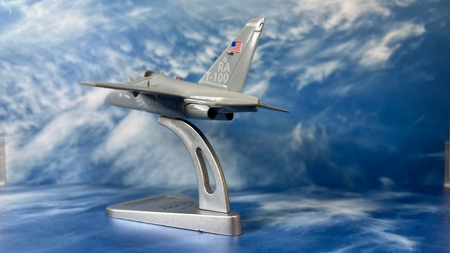 Italeri 1:100 Die-Cast Alenia Aermacchi T-100 Integrated Training System USAF