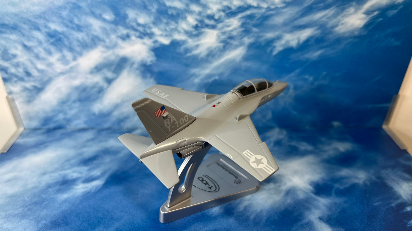 Italeri 1:100 Die-Cast Alenia Aermacchi T-100 Integrated Training System USAF