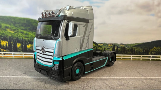 1/43 BURAGO MERCEDES BENZ ACTROS 2 GIGASPACE TRACTOR TRUCK AMG PETRONAS F1 2016