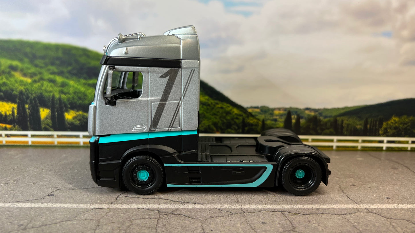 1/43 BURAGO MERCEDES BENZ ACTROS 2 GIGASPACE TRACTOR TRUCK AMG PETRONAS F1 2016