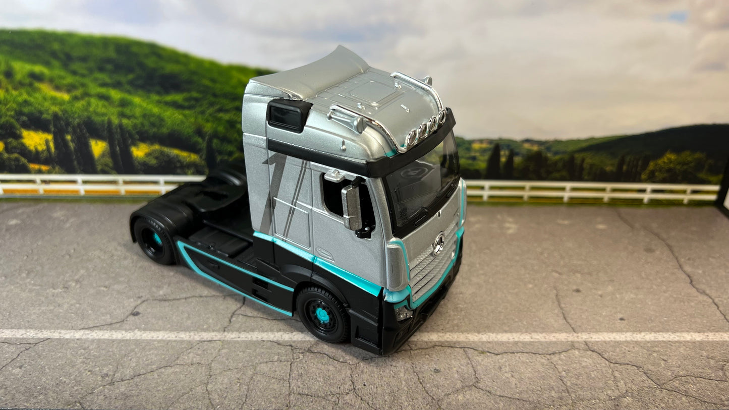 1/43 BURAGO MERCEDES BENZ ACTROS 2 GIGASPACE TRACTOR TRUCK AMG PETRONAS F1 2016