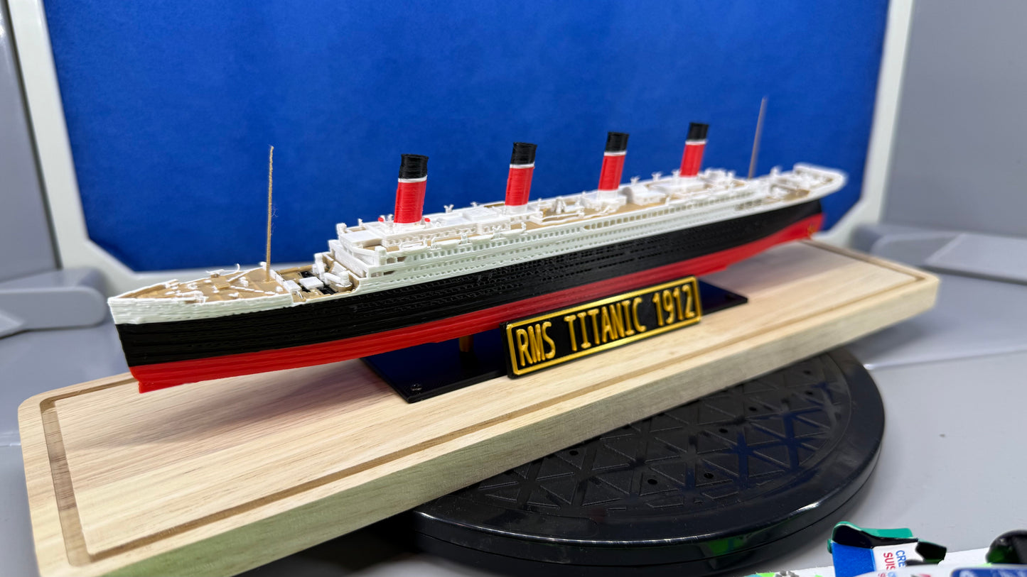 1/1000 Full Coulour 3D Printed RMS Titanic w/Masts & Plaque in Wooden Base Display Case 32X9X10.5cm