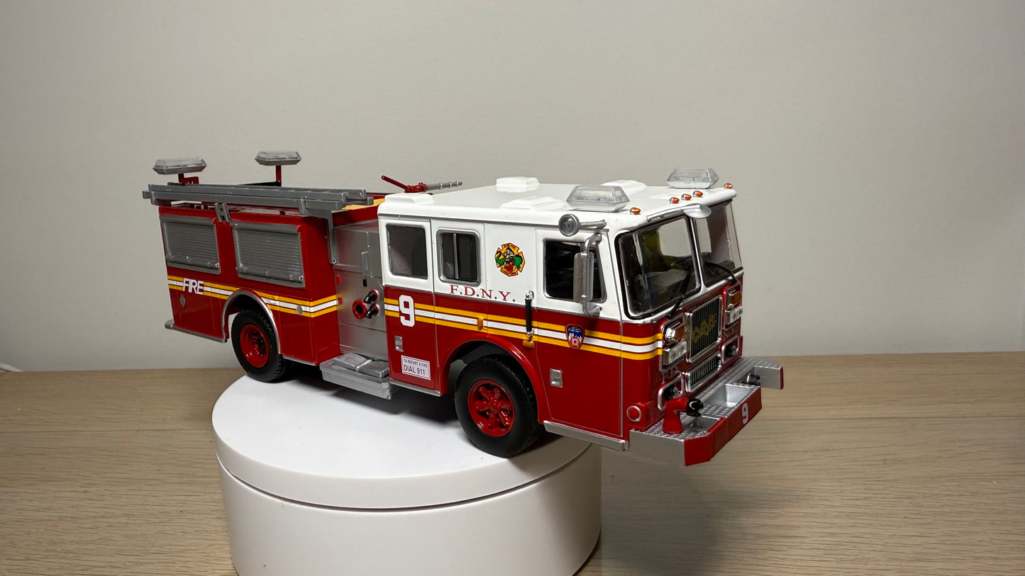 HACHETTE - 1/43 Scale Die-Cast Metal Seagrave Pumper Firetruck NYFD New York Fire Department