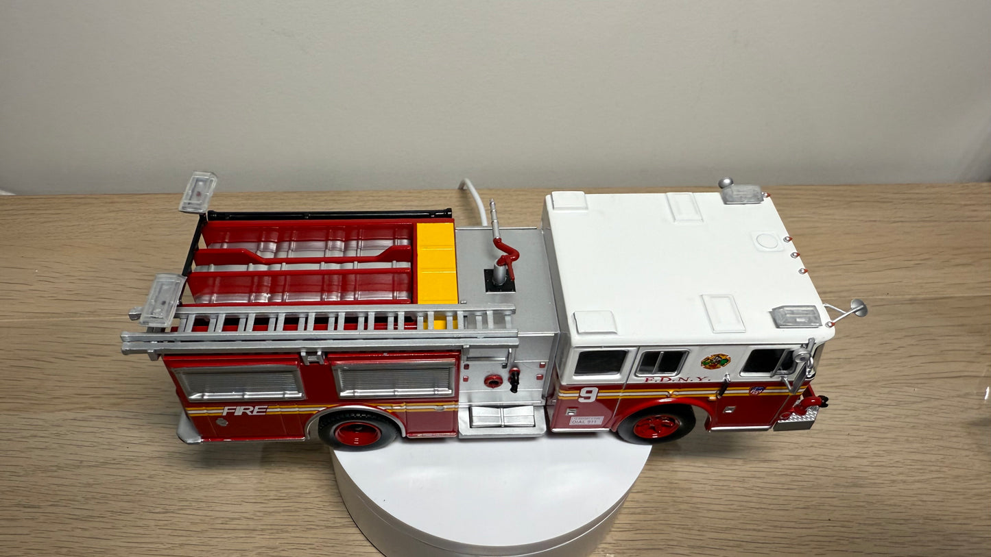 HACHETTE - 1/43 Scale Die-Cast Metal Seagrave Pumper Firetruck NYFD New York Fire Department