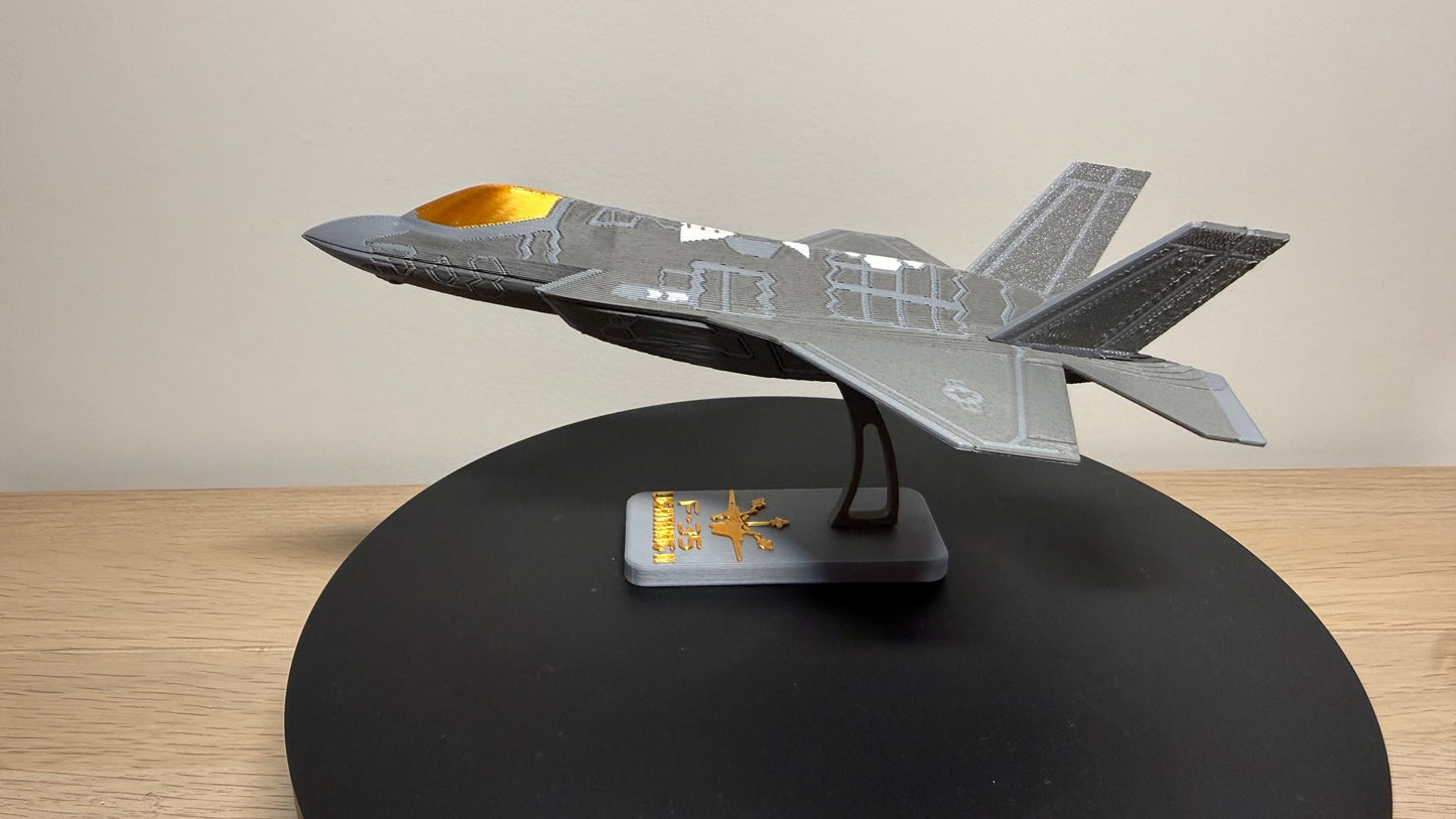 1/100 Lockheed Martin F-35 Lightning II Fighter Jet Full Colour Snap Model Kit