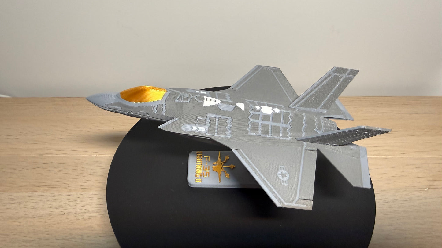 1/100 Lockheed Martin F-35 Lightning II Fighter Jet Full Colour Snap Model Kit