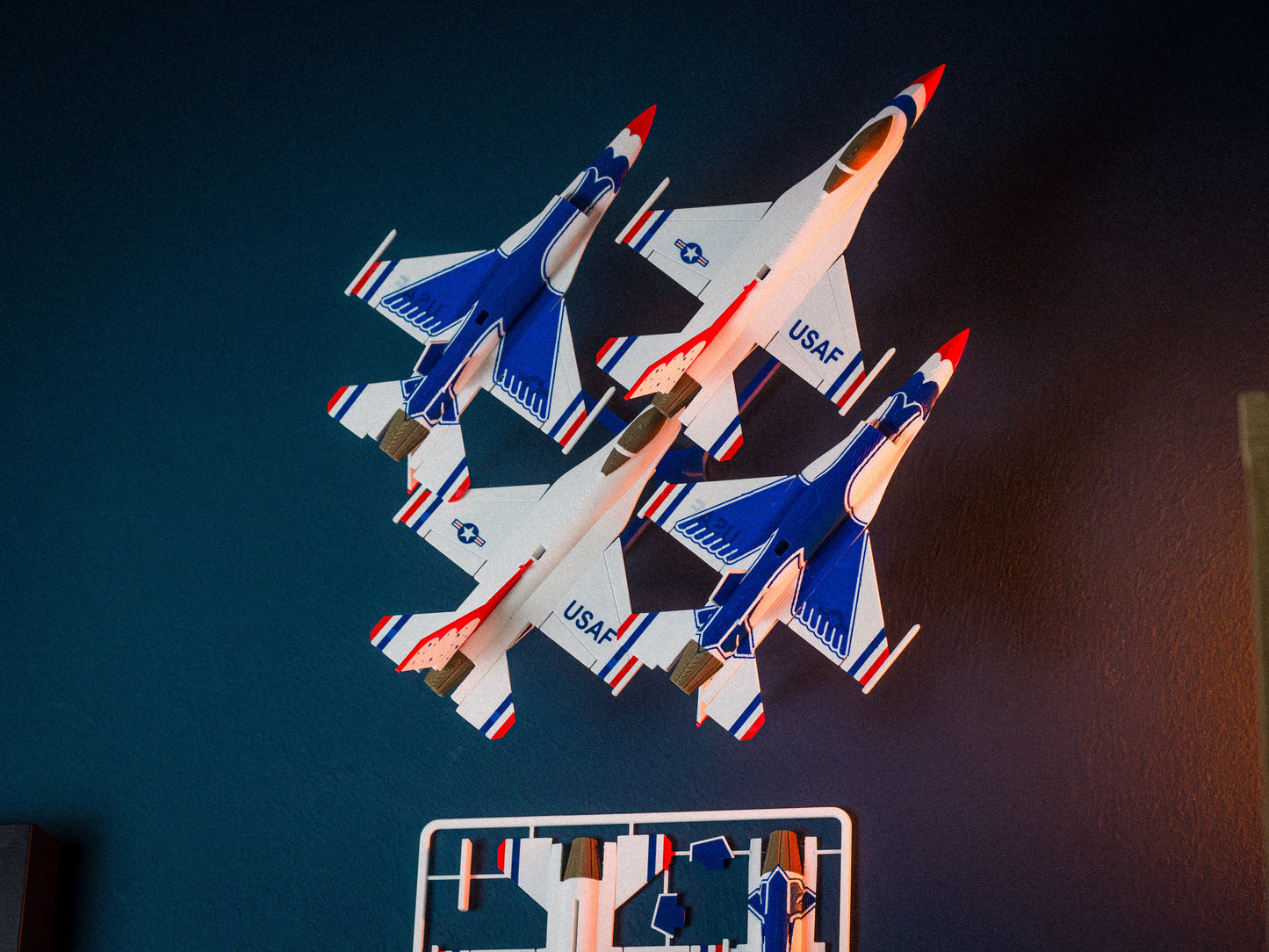 1/100 Scale General Dynamics F-16 Thunderbirds Colour Snap Plane Kit