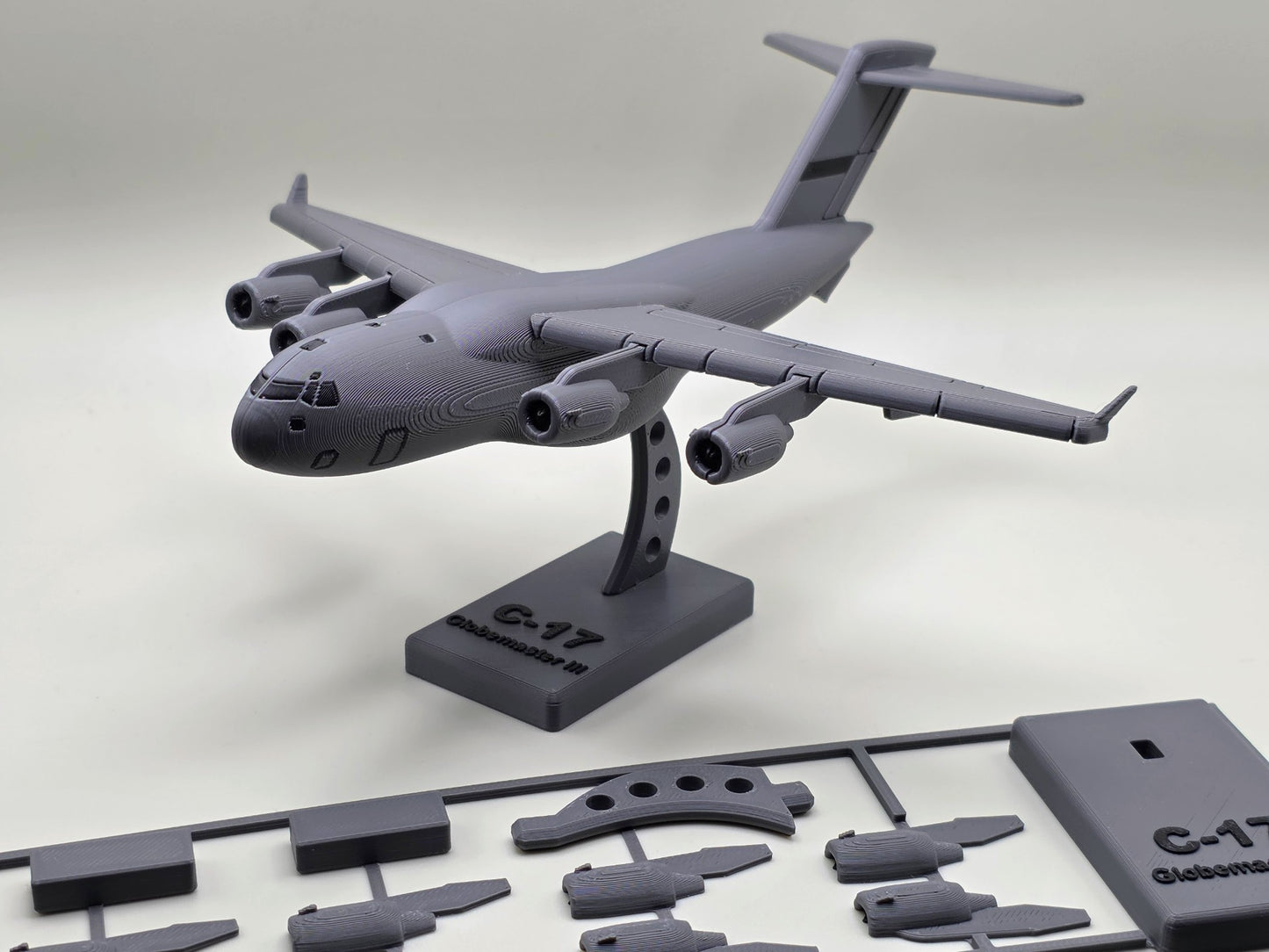 1/100 Scale McDonnell Douglas/Boeing C-17 Globemaster III Colour Snap Plane Kit