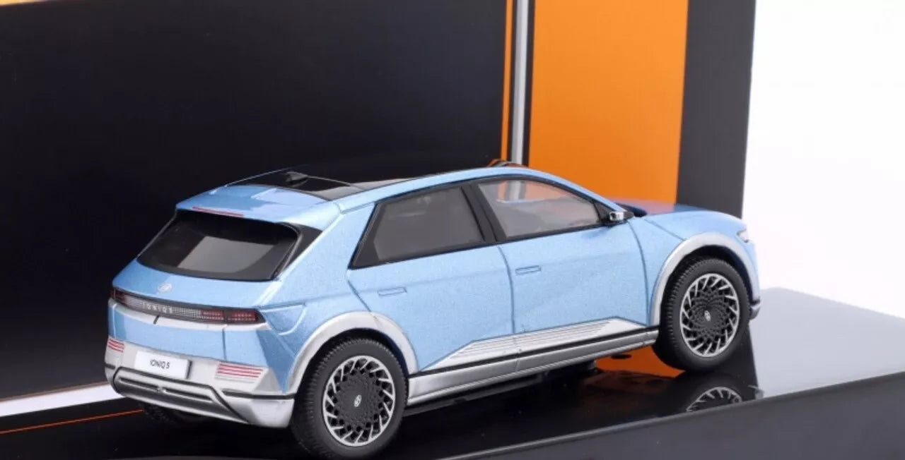 IXO 1/43 DIE-CAST HYUNDAI - IONIQ 5 2022 - LIGHT BLUE MET in DISPLAY CASE - NEW!
